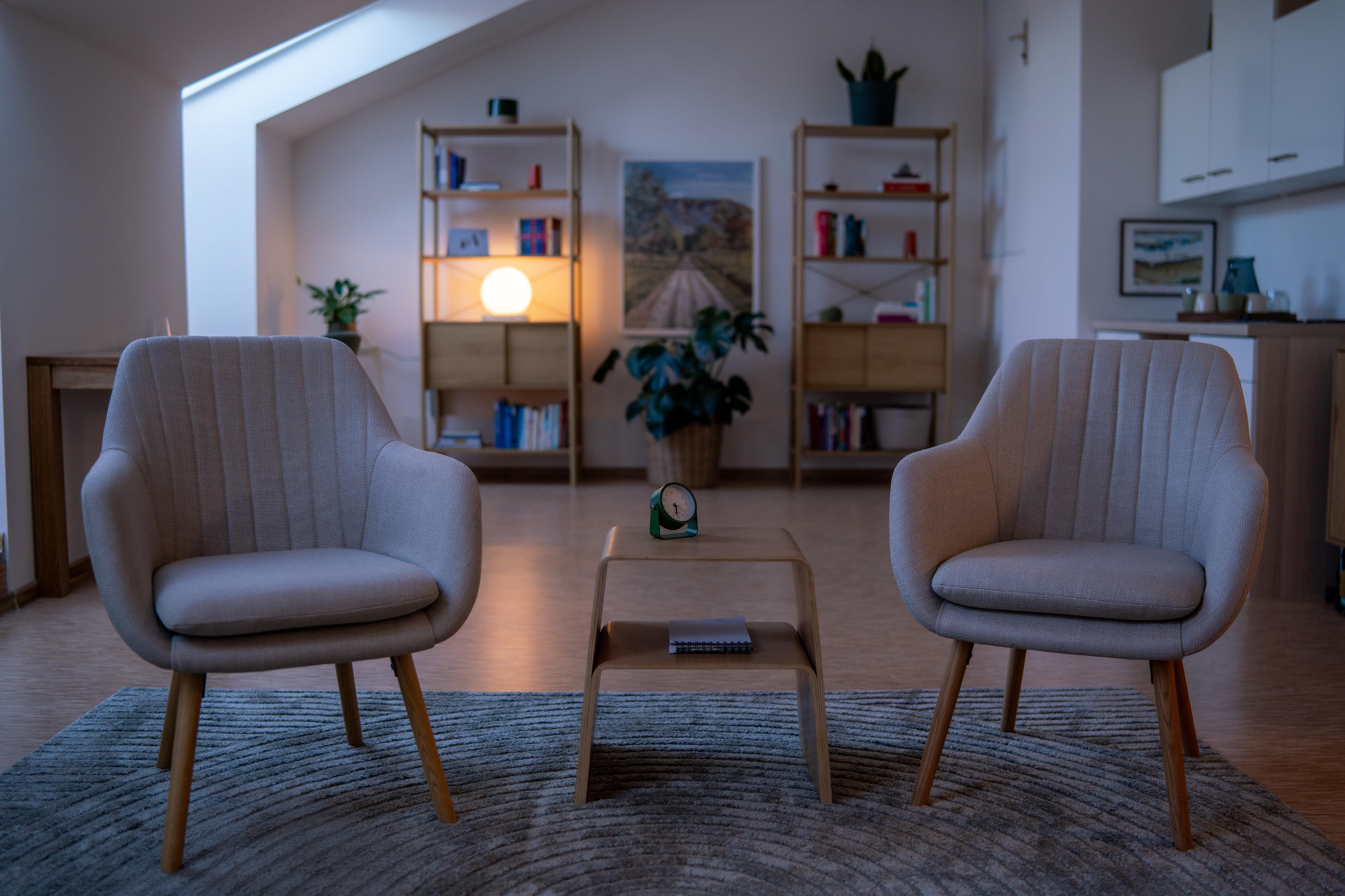 Therapieraum mit zwei Sesseln in der Praxis in Korneuburg